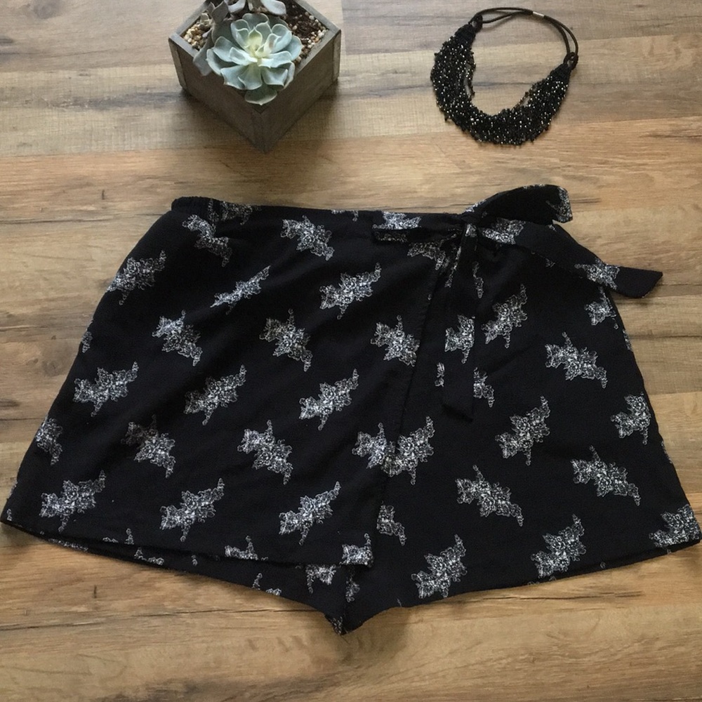 Black patterned xhileration wrap shorts